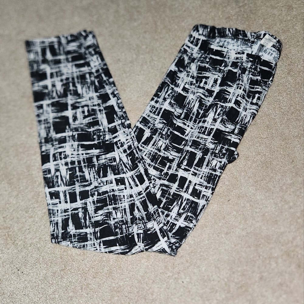Black and white patterned leggings